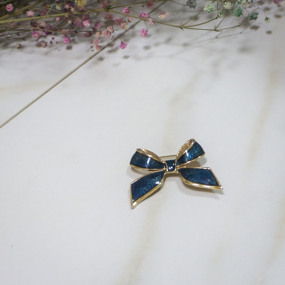 Metal bow pin